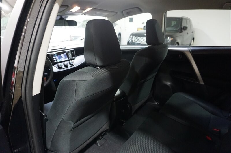 Toyota RAV4 LE Vehicle Full-screen Gallery Image 24