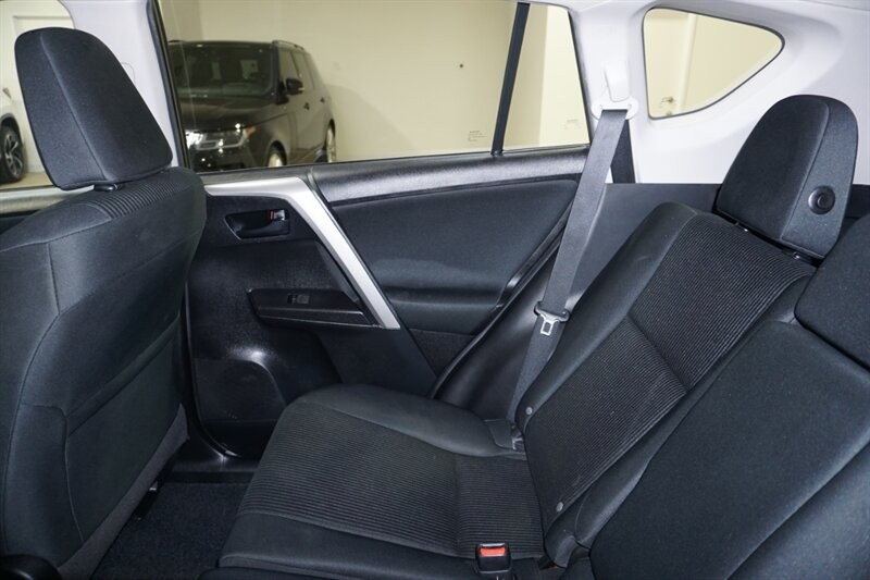 Toyota RAV4 LE Vehicle Full-screen Gallery Image 25