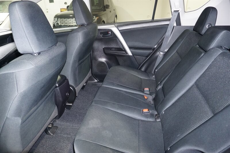 Toyota RAV4 LE Vehicle Full-screen Gallery Image 26