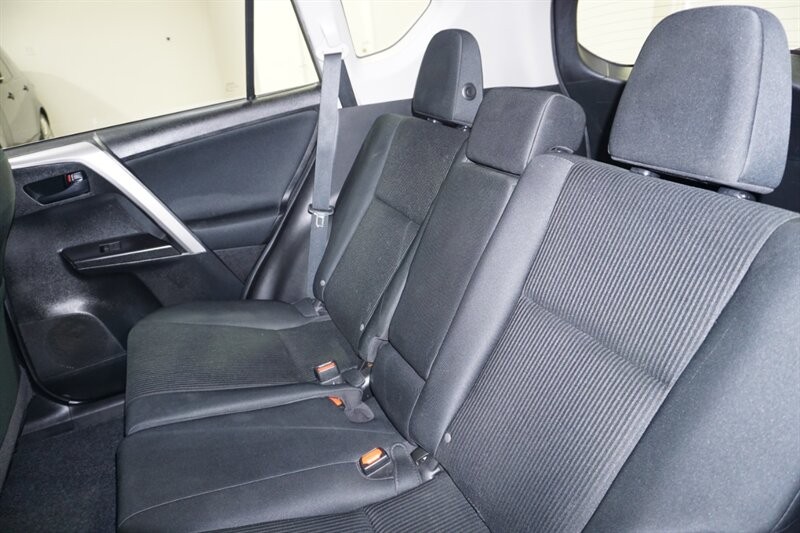 Toyota RAV4 LE Vehicle Full-screen Gallery Image 27