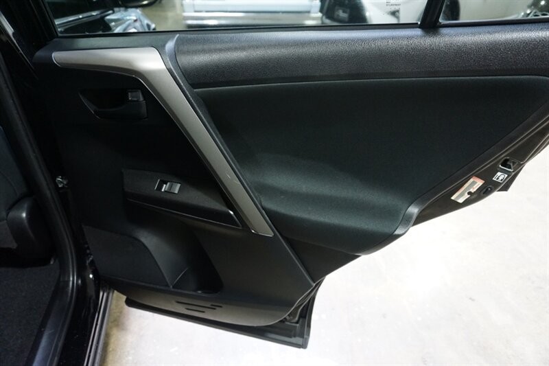 Toyota RAV4 LE Vehicle Full-screen Gallery Image 28