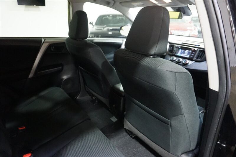 Toyota RAV4 LE Vehicle Full-screen Gallery Image 29