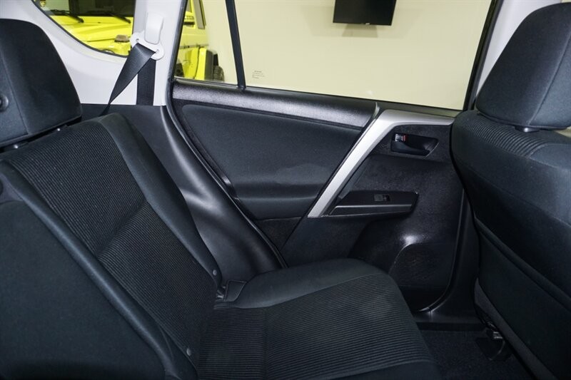 Toyota RAV4 LE Vehicle Full-screen Gallery Image 30