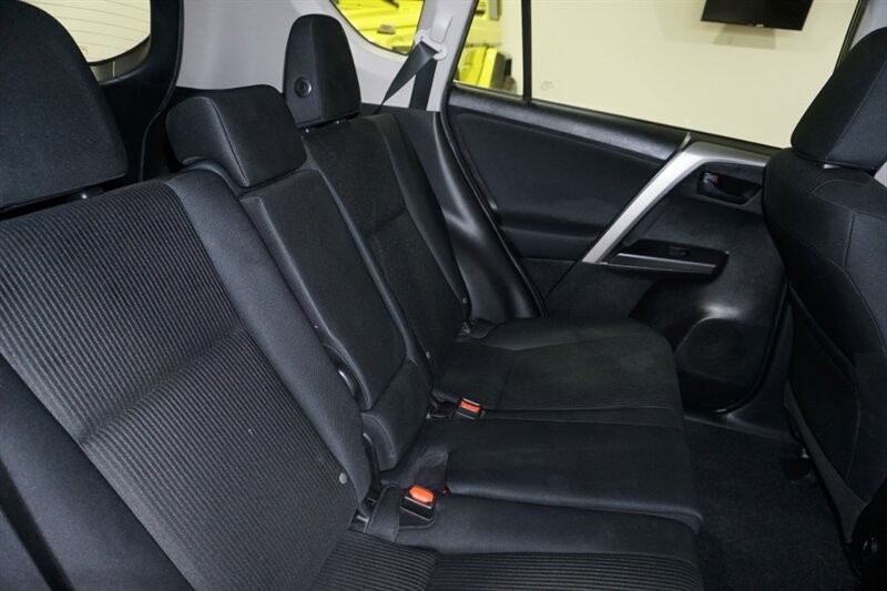 Toyota RAV4 LE Vehicle Full-screen Gallery Image 32