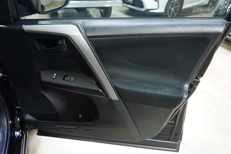 Toyota RAV4 LE Vehicle Full-screen Gallery Image 33