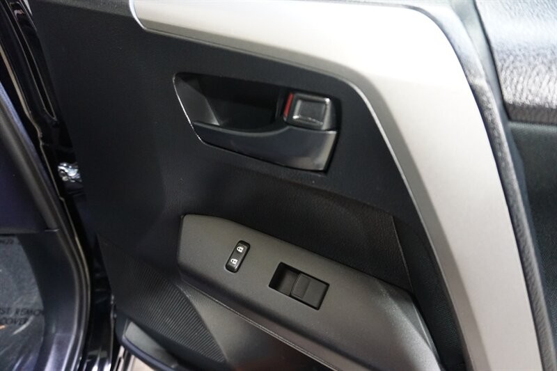 Toyota RAV4 LE Vehicle Full-screen Gallery Image 34