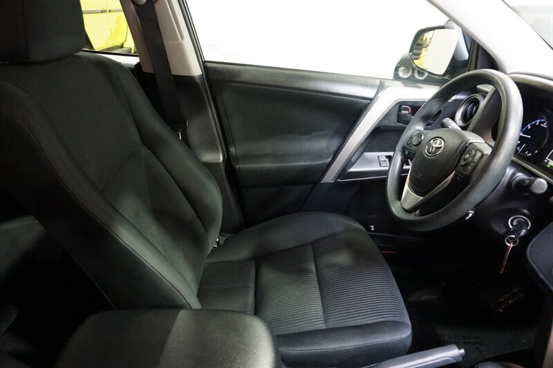 Toyota RAV4 LE Vehicle Full-screen Gallery Image 36