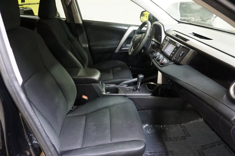 Toyota RAV4 LE Vehicle Full-screen Gallery Image 37