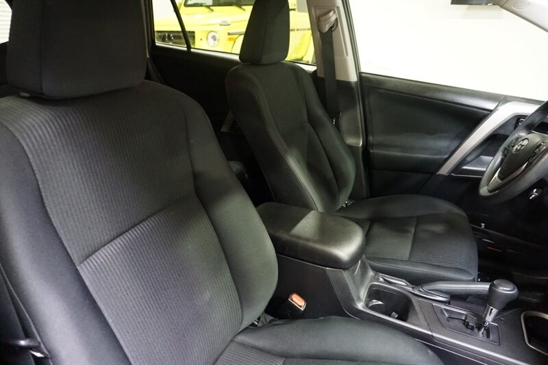 Toyota RAV4 LE Vehicle Full-screen Gallery Image 38