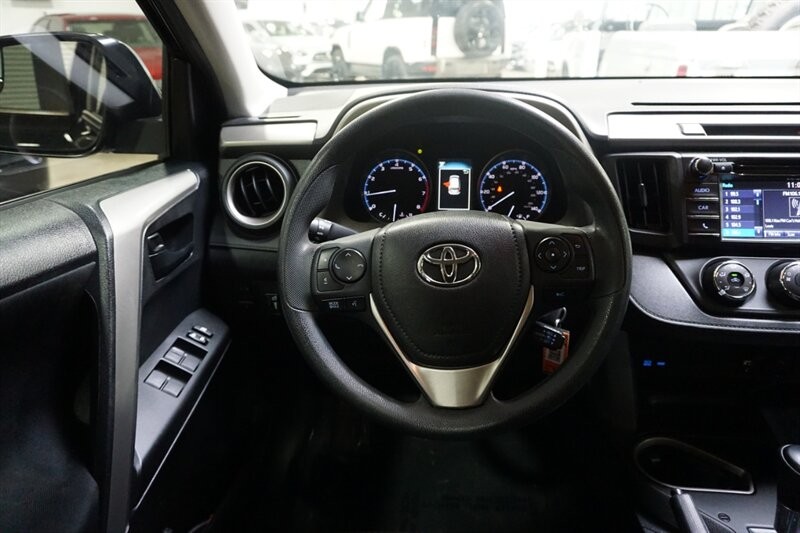 Toyota RAV4 LE Vehicle Full-screen Gallery Image 39