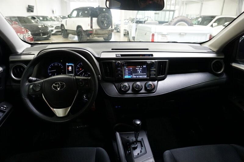 Toyota RAV4 LE Vehicle Full-screen Gallery Image 40