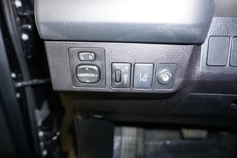 Toyota RAV4 LE Vehicle Full-screen Gallery Image 41