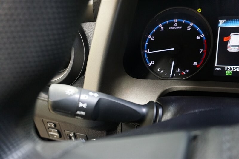 Toyota RAV4 LE Vehicle Full-screen Gallery Image 44