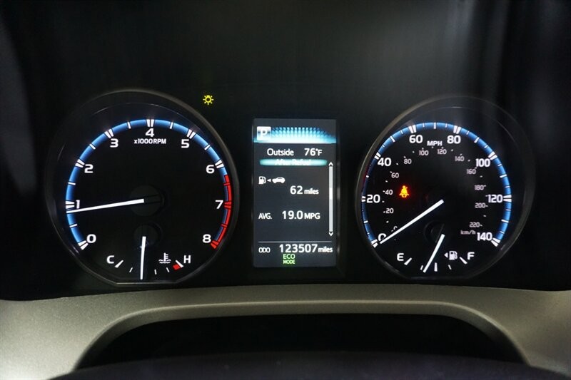 Toyota RAV4 LE Vehicle Full-screen Gallery Image 46