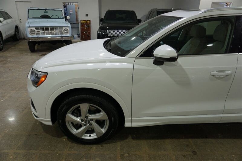 Audi Q3 2.0T quattro Premium Vehicle Full-screen Gallery Image 04