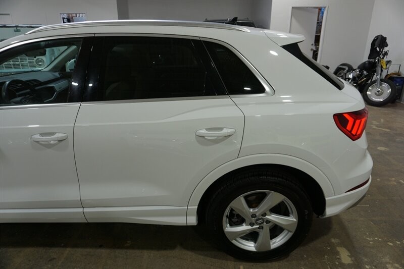 Audi Q3 2.0T quattro Premium Vehicle Full-screen Gallery Image 05