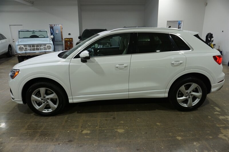 Audi Q3 2.0T quattro Premium Vehicle Full-screen Gallery Image 06