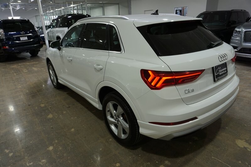 Audi Q3 2.0T quattro Premium Vehicle Full-screen Gallery Image 08