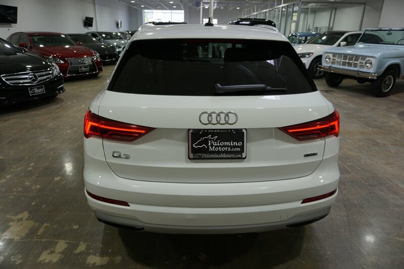 Audi Q3 2.0T quattro Premium Vehicle Full-screen Gallery Image 09