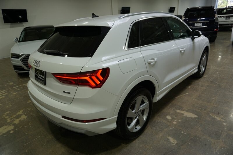 Audi Q3 2.0T quattro Premium Vehicle Full-screen Gallery Image 10