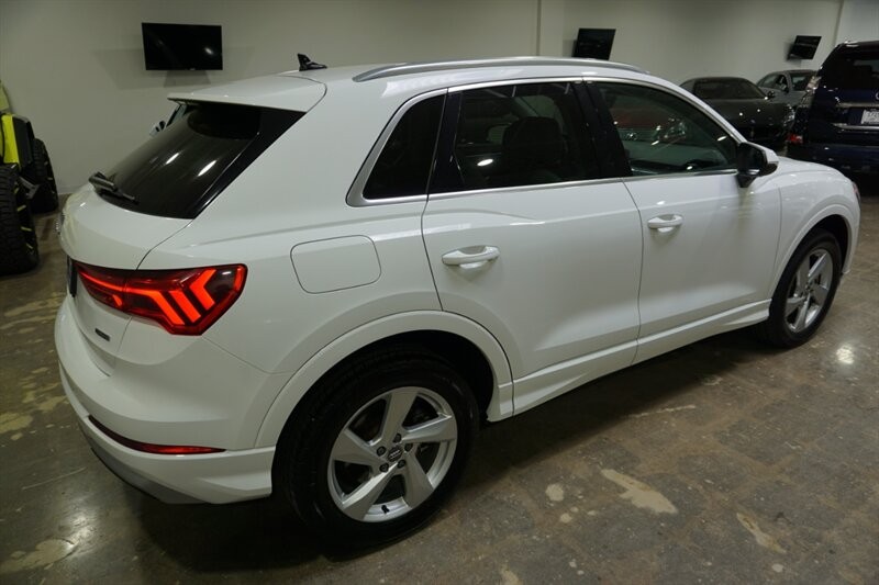 Audi Q3 2.0T quattro Premium Vehicle Full-screen Gallery Image 11