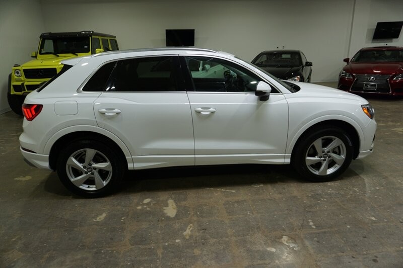 Audi Q3 2.0T quattro Premium Vehicle Full-screen Gallery Image 12