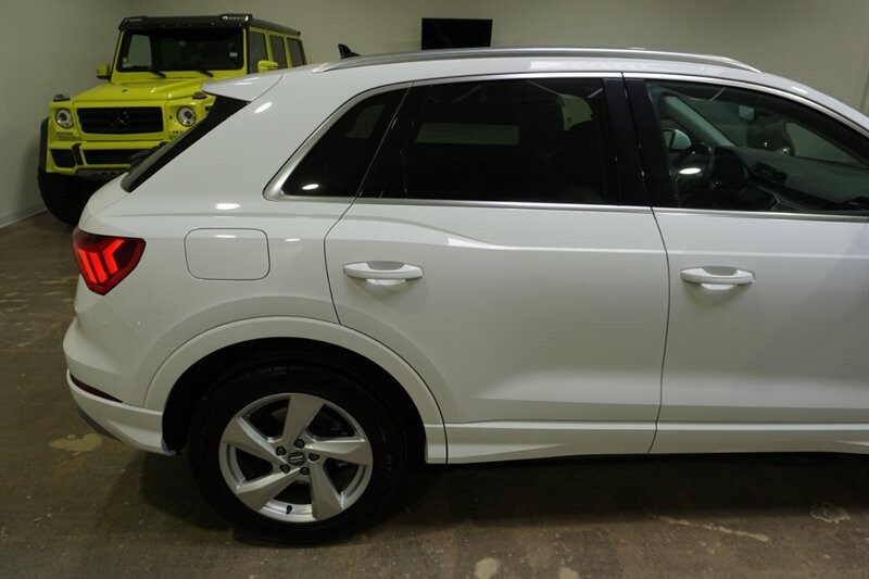 Audi Q3 2.0T quattro Premium Vehicle Full-screen Gallery Image 13