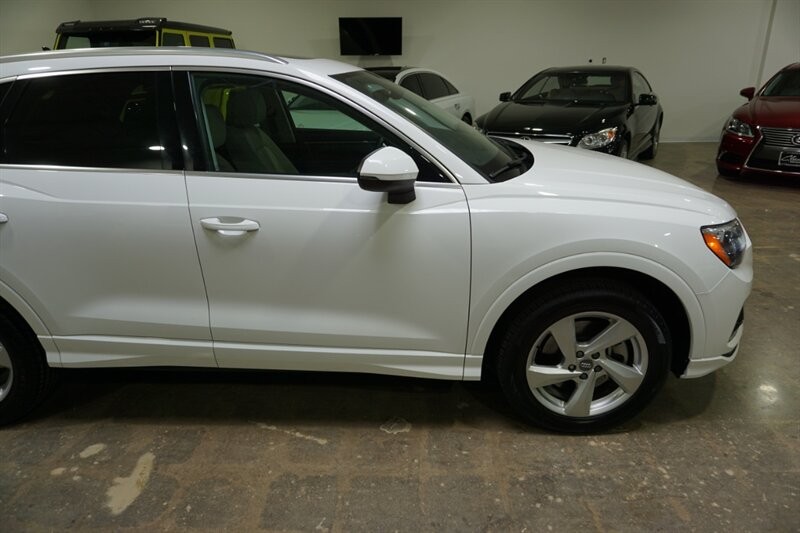 Audi Q3 2.0T quattro Premium Vehicle Full-screen Gallery Image 14