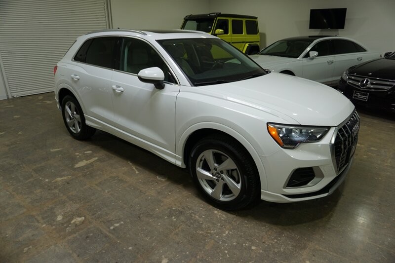 Audi Q3 2.0T quattro Premium Vehicle Full-screen Gallery Image 15