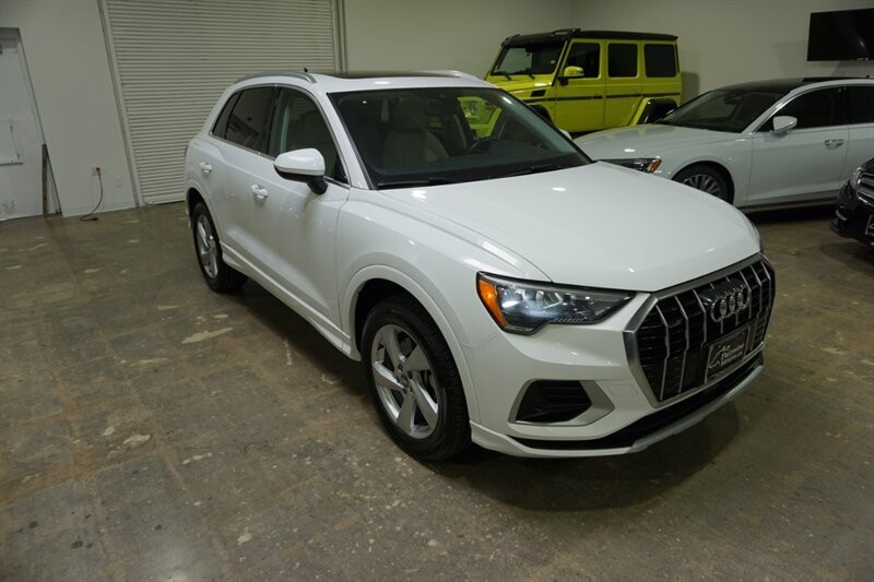 Audi Q3 2.0T quattro Premium Vehicle Full-screen Gallery Image 16