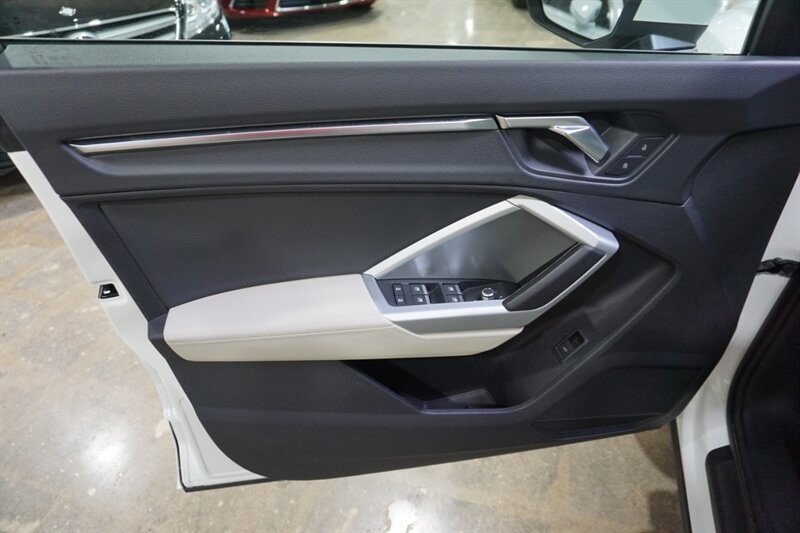 Audi Q3 2.0T quattro Premium Vehicle Full-screen Gallery Image 18