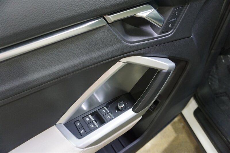 Audi Q3 2.0T quattro Premium Vehicle Full-screen Gallery Image 19