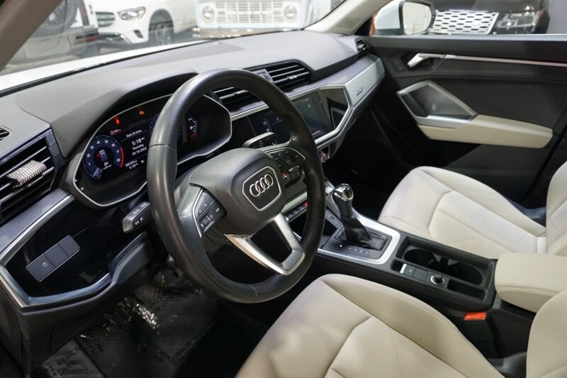 Audi Q3 2.0T quattro Premium Vehicle Full-screen Gallery Image 20