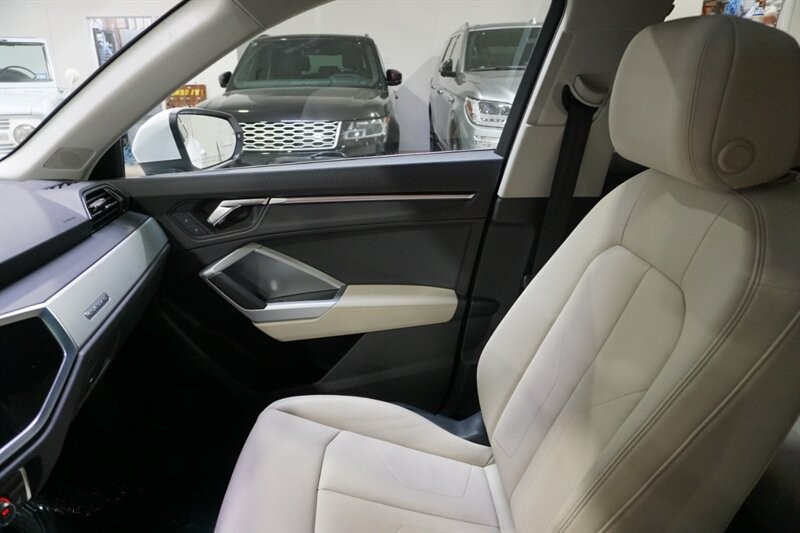 Audi Q3 2.0T quattro Premium Vehicle Full-screen Gallery Image 21