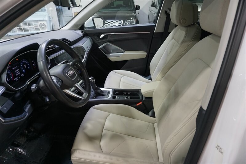 Audi Q3 2.0T quattro Premium Vehicle Full-screen Gallery Image 22