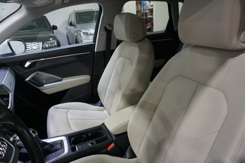 Audi Q3 2.0T quattro Premium Vehicle Full-screen Gallery Image 23