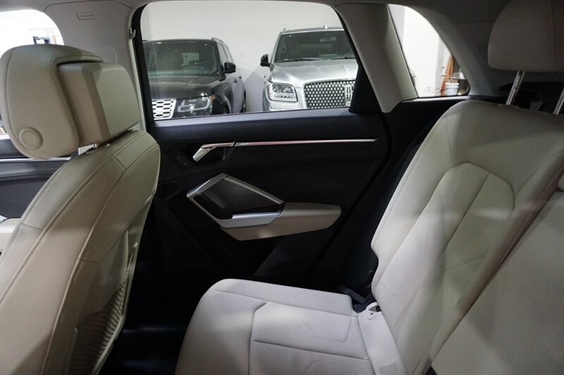 Audi Q3 2.0T quattro Premium Vehicle Full-screen Gallery Image 26