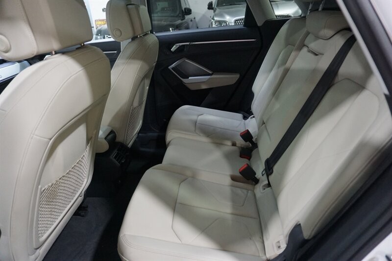 Audi Q3 2.0T quattro Premium Vehicle Full-screen Gallery Image 27