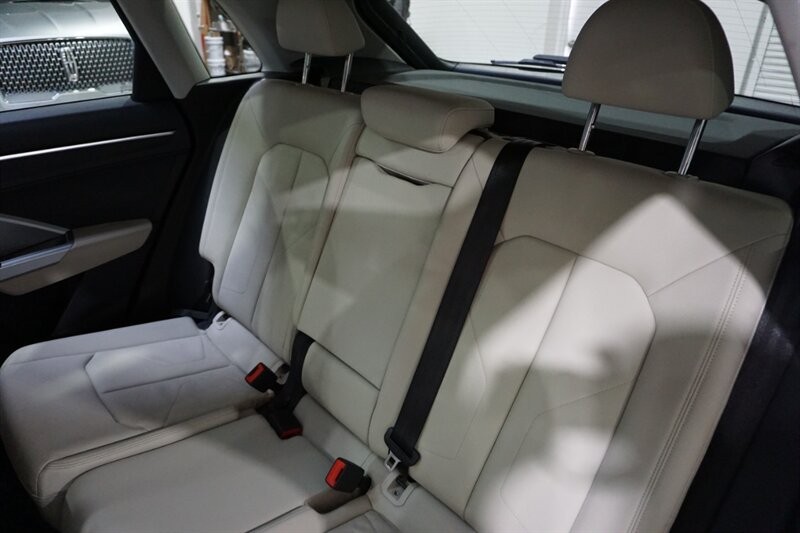 Audi Q3 2.0T quattro Premium Vehicle Full-screen Gallery Image 28