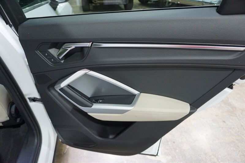 Audi Q3 2.0T quattro Premium Vehicle Full-screen Gallery Image 29