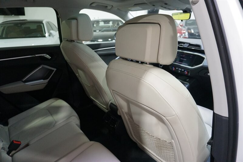 Audi Q3 2.0T quattro Premium Vehicle Full-screen Gallery Image 30