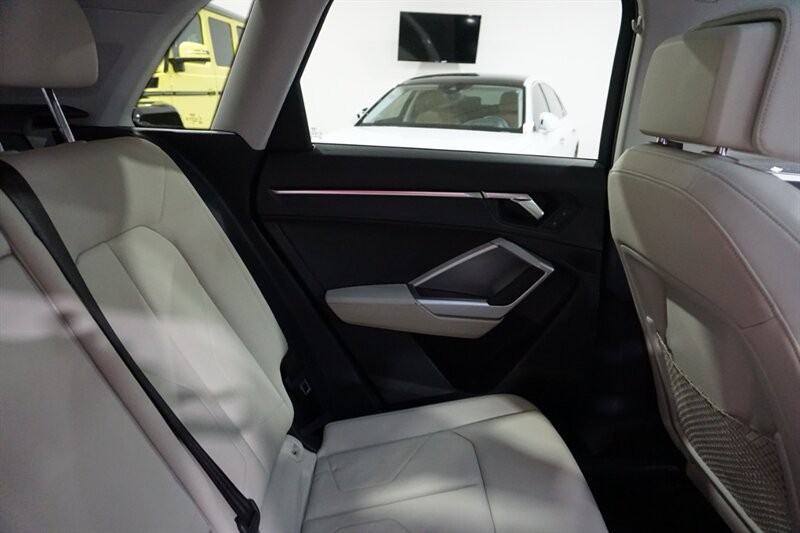 Audi Q3 2.0T quattro Premium Vehicle Full-screen Gallery Image 31