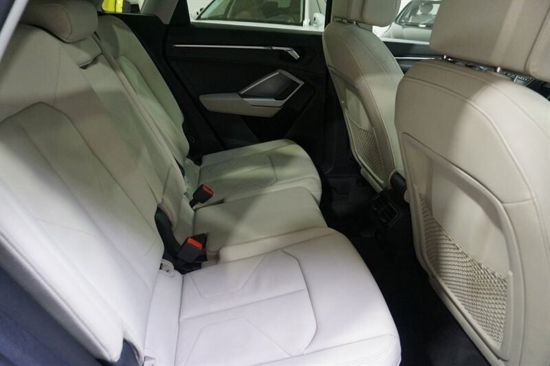 Audi Q3 2.0T quattro Premium Vehicle Full-screen Gallery Image 32