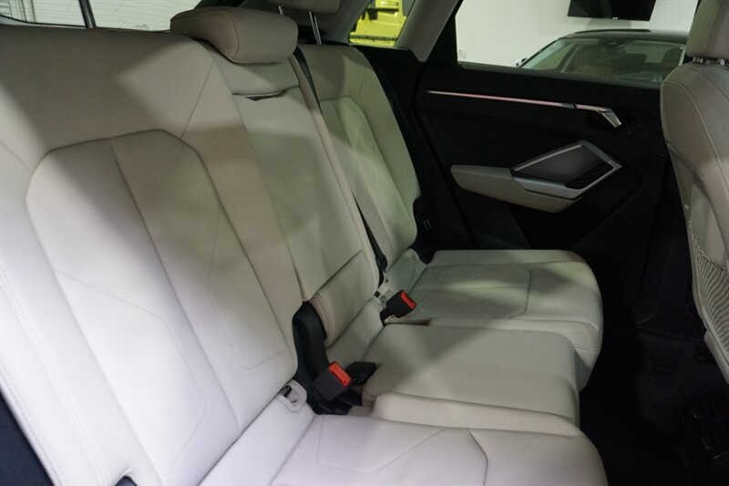 Audi Q3 2.0T quattro Premium Vehicle Full-screen Gallery Image 33
