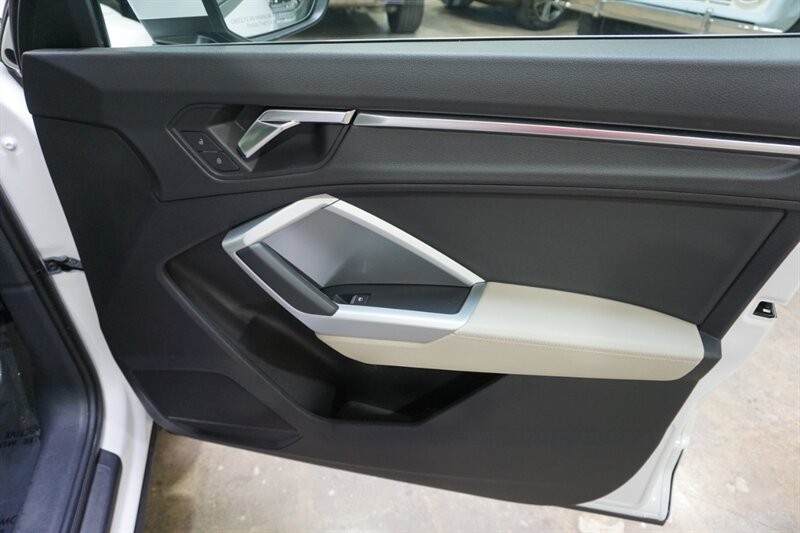 Audi Q3 2.0T quattro Premium Vehicle Full-screen Gallery Image 34