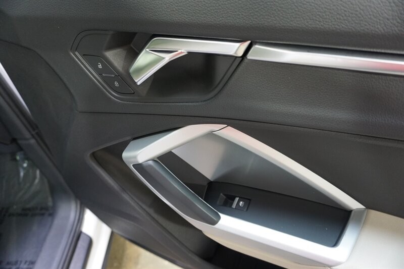 Audi Q3 2.0T quattro Premium Vehicle Full-screen Gallery Image 35