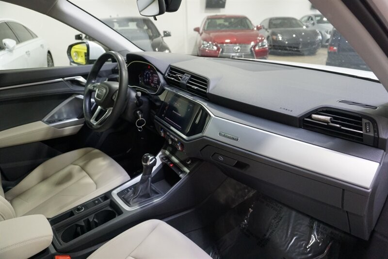 Audi Q3 2.0T quattro Premium Vehicle Full-screen Gallery Image 36