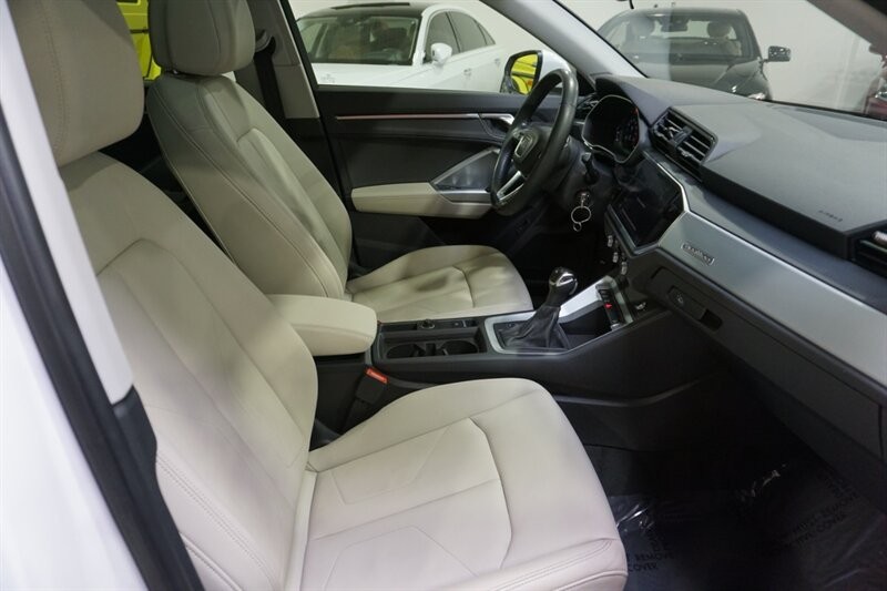 Audi Q3 2.0T quattro Premium Vehicle Full-screen Gallery Image 38