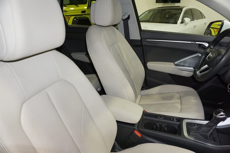 Audi Q3 2.0T quattro Premium Vehicle Full-screen Gallery Image 39