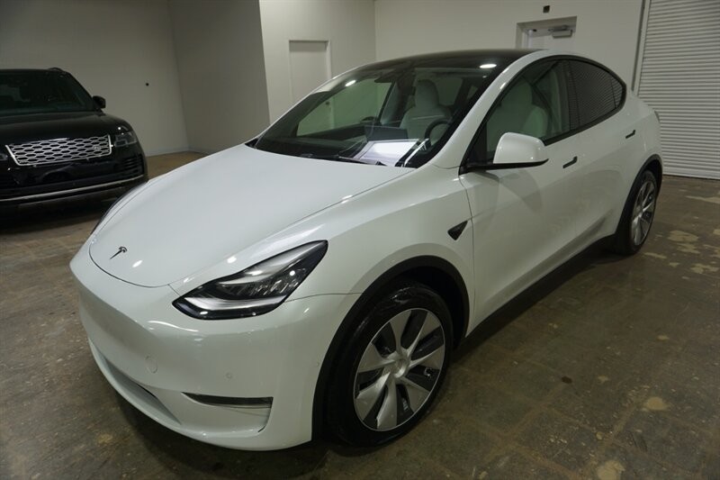 Tesla Model Y Standard Range Vehicle Full-screen Gallery Image 01